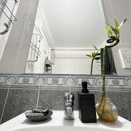 212 Apartment, A 2-bedroom Escape Apartament *